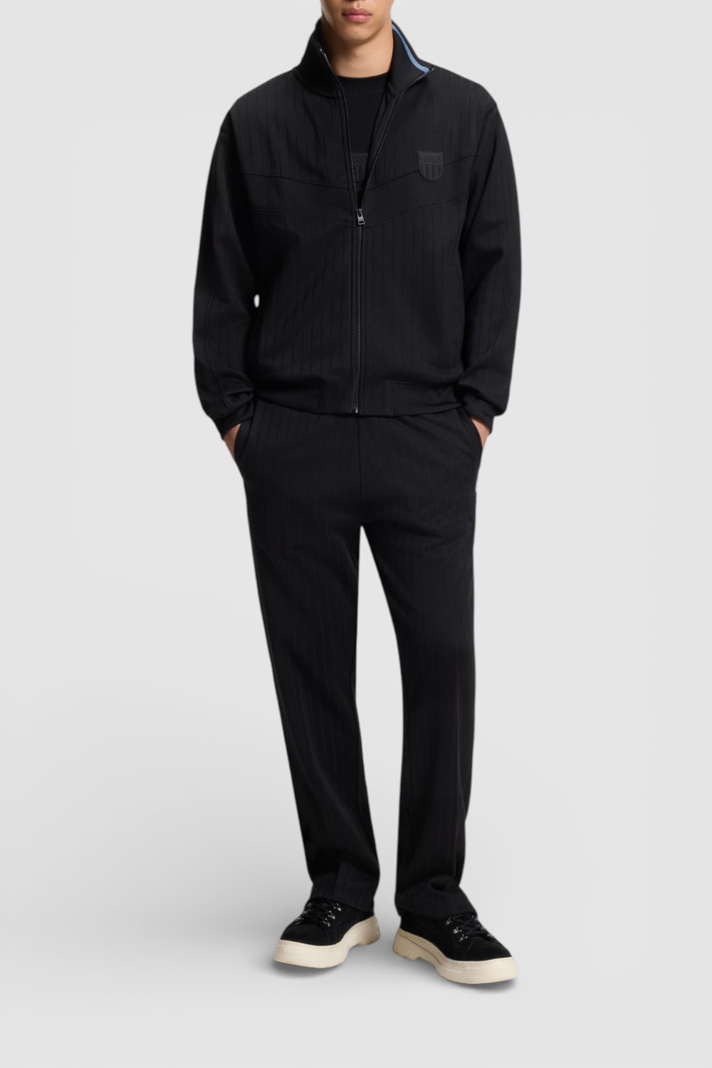 תמונת כל הלוק של חולצת טי